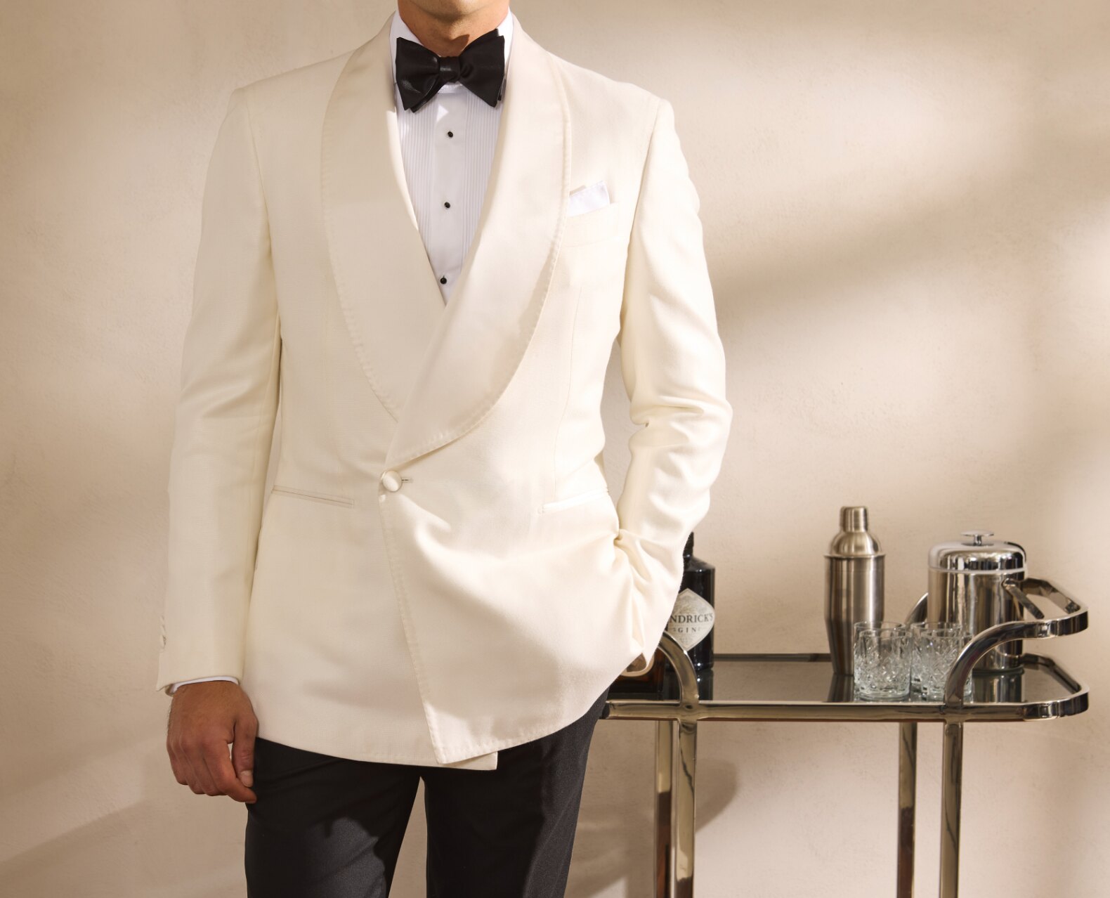 Cremefarbenes Dinnerjacket mit schwarzer Fliege