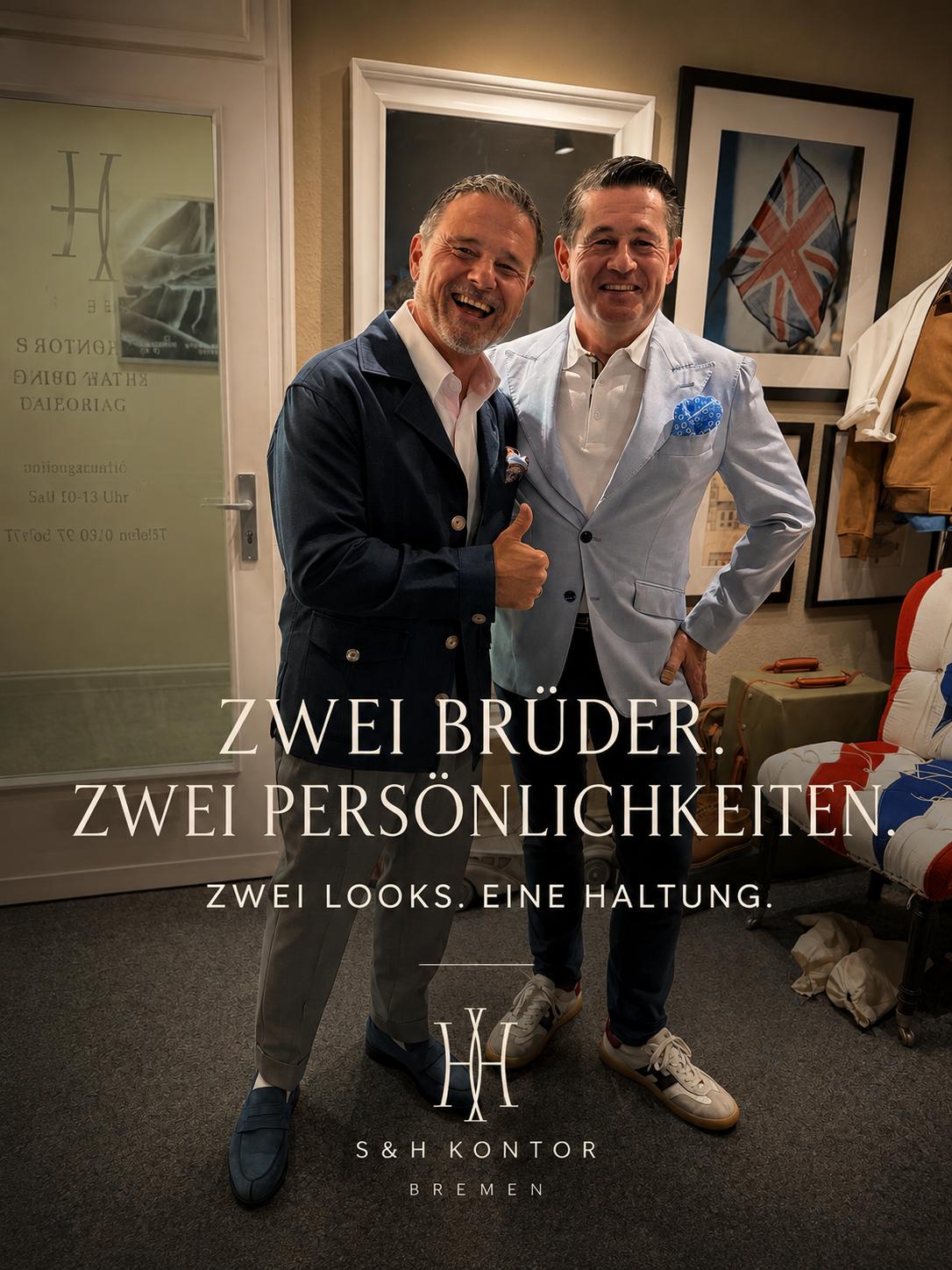 Zwei Kunden in individuell gefertigten Looks im Showroom