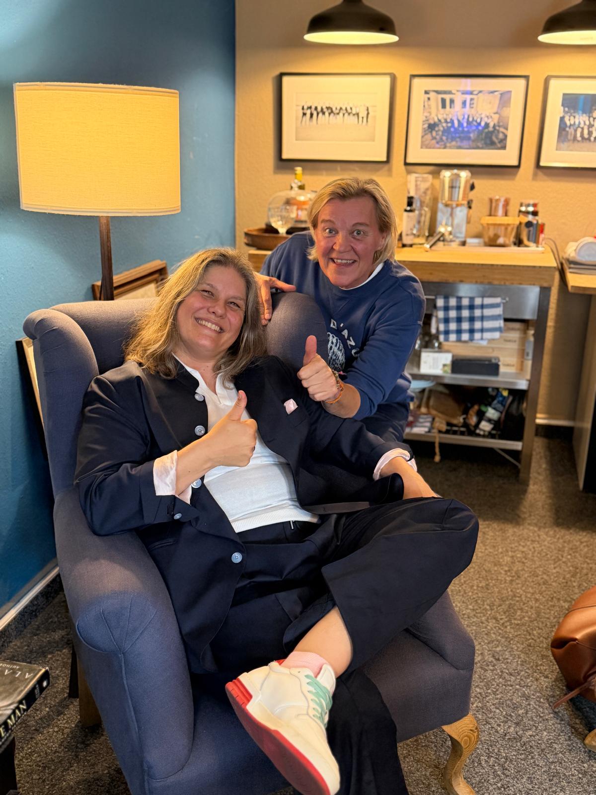 Frau Oelmann in ihrem individuell gefertigten Anzug im Showroom