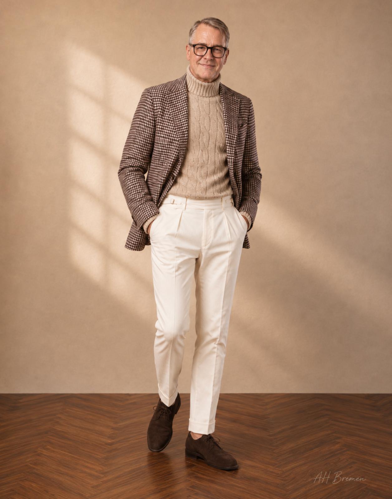 HH Bremen Smart-Casual-Look mit gemustertem Sakko, Rollkragen und heller Hose